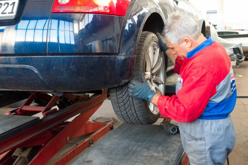 ecommerce-CAILLE-min_auto_repair_repair_lift_auto_mechanic_work_clothes_master_professional_man_of_the_fold-685629